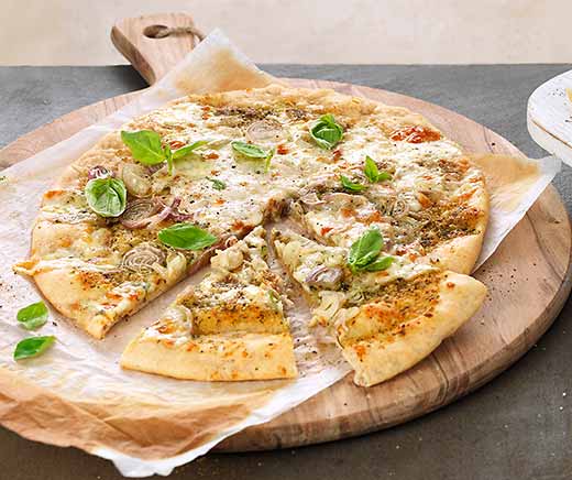 Taleggio-Pizza mit Pesto