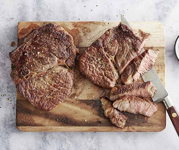 Steak de côte couverte de bœuf