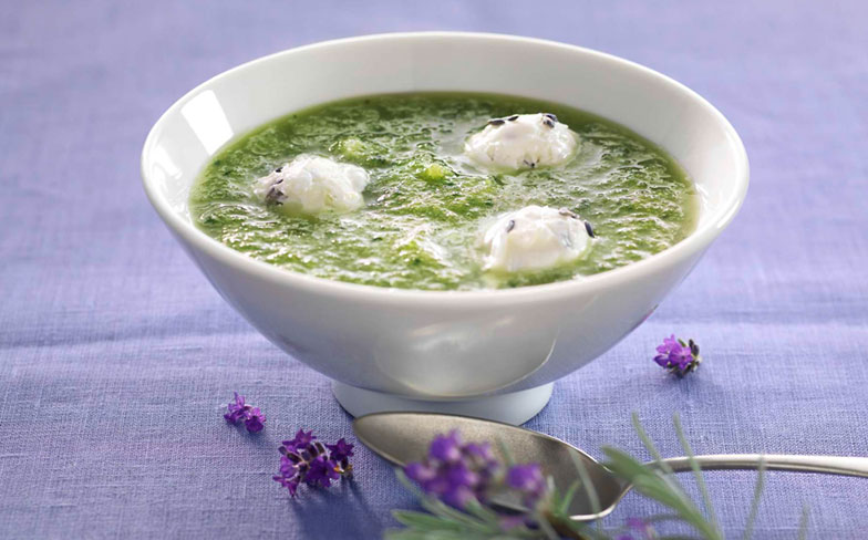 Trendiger gehts nicht: Die süsse, kalte <b>Suppe mit Lavendelblüten,</b> Honig und Ziegenfrischkäse lässt Gourmetherzen höherschlagen.