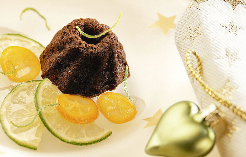 La compote de kumquat et citron vert apporte à ces min-kouglofs au chocolat une fraîcheur exotique.