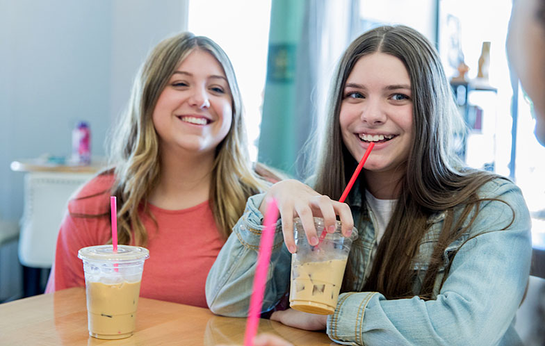 Der Genuss von kaltem Kaffee ist für Jugendliche nicht unbedenklich. Bild: iStockphoto