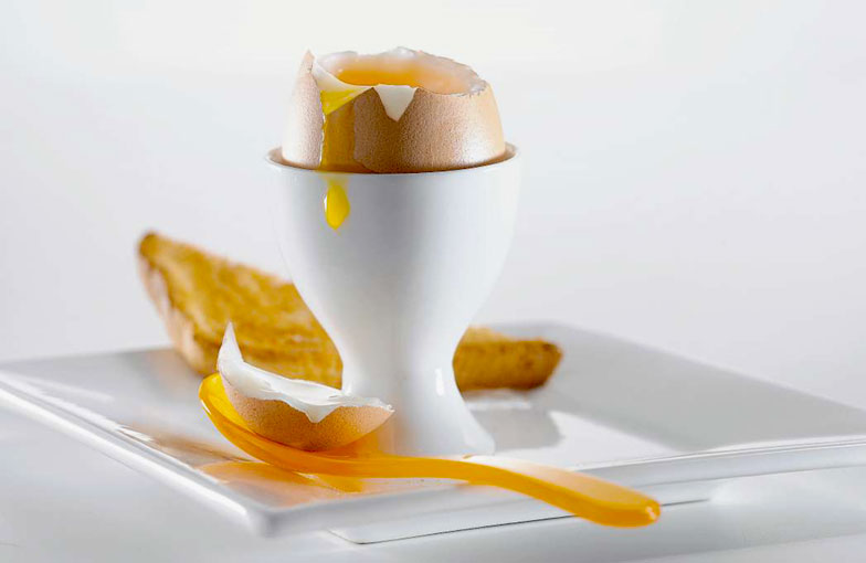 Rassurant: l’œuf à la coque n’est <b>pas une bombe à cholestérol</b>.