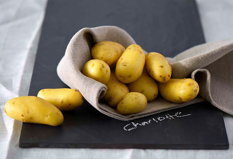 Les meilleures pour les patates en robe des champs sont les variétés à chair ferme, par exemple charlotte.