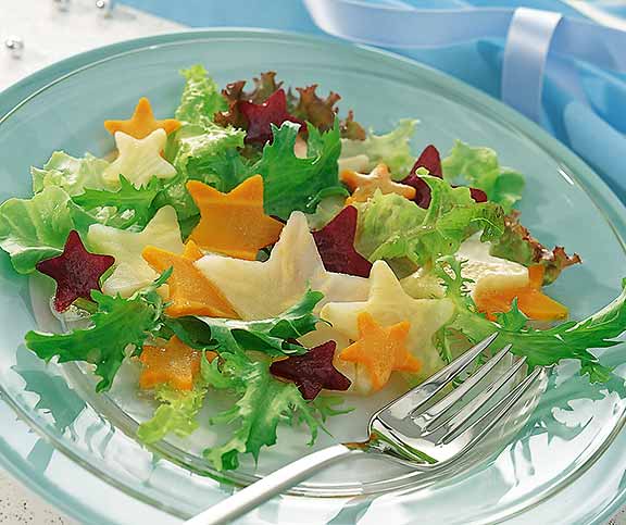 Étoiles de légumes sur lit de salade