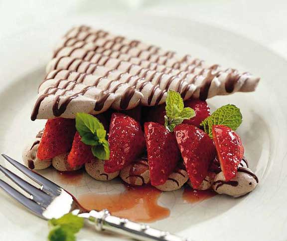 Schokolade-Meringue mit Erdbeeren