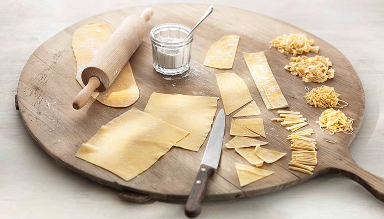 Nudeln und Lasagneblätter kann man ganz leicht von Hand zuschneiden.