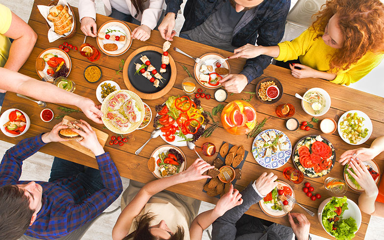 Potluck, repas-partage ou simplement buffet canadien: chacun apporte quelque chose à manger. | Photo: iStock/Milkos