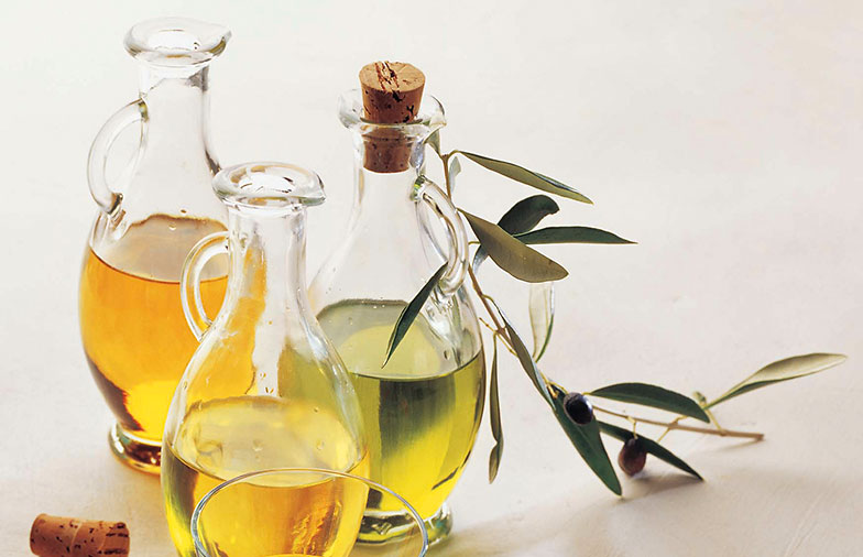 Kaum ein Öl ist so universell einsetzbar und dabei gleichzeitig so geschmackvoll wie Olivenöl (Flasche ganz rechts).