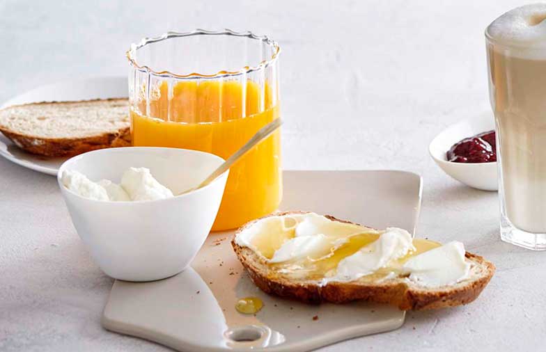 Frisch gepresster Orangensaft zum Frühstück macht munter.