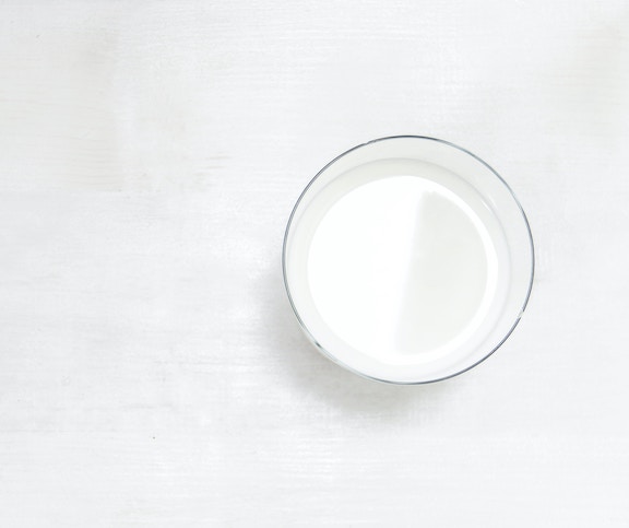Graines trempées dans du lait coupé d’eau