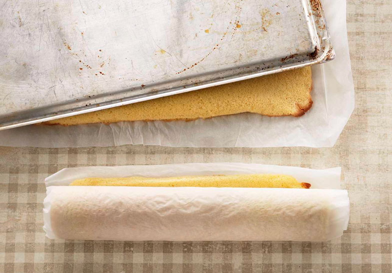 Refroidissement d’un biscuit roulé sous une plaque retournée (en haut) ou enroulé dans le papier à pâtisserie (en bas).