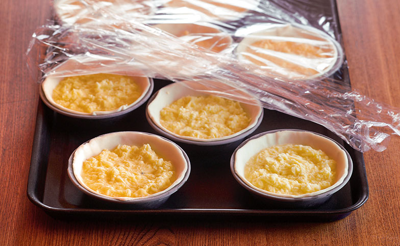 Les ramequins au fromage classiques sont très faciles à préparer d’avance et à congeler.