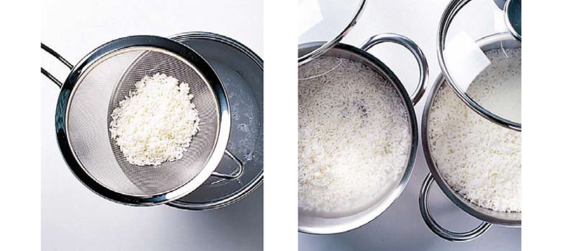 Rincez le riz sous l’eau courante froide jusqu’à ce qu’elle soit claire (photo à gauche). Égouttez-le soigneusement. Portez l’eau à ébullition avec le riz, laissez gonfler à couvert sur la plaque éteinte (photo à droite).