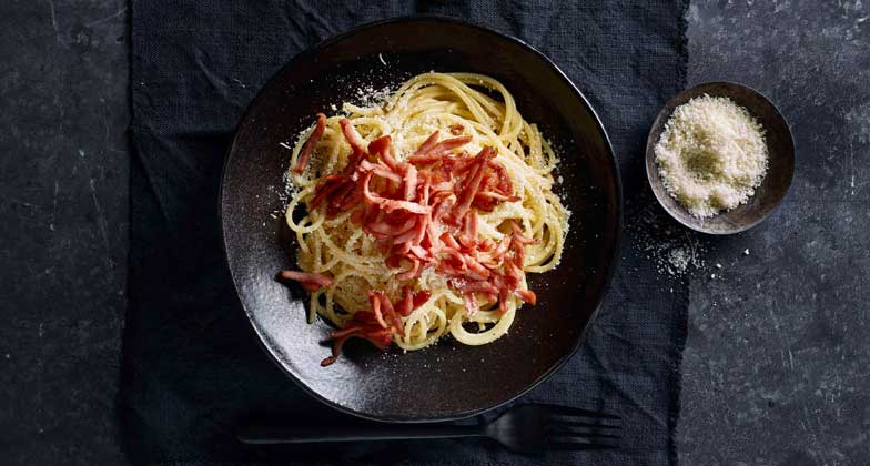Zu Pasta mit Fisch verzichtet man auf Käse. Bei allen anderen Saucen ist es Geschmackssache.