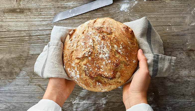 So einfach war Brot Backen noch nie: Dieses <b>Topfbrot</b> gelingt ganz ohne Kneten!