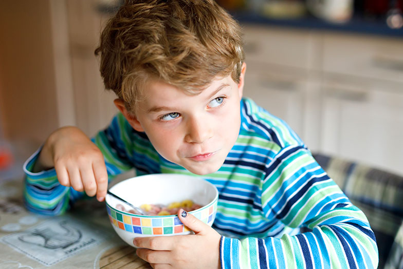 Es ist nicht empfehlenswert, das Kind zu einem Frühstück zu zwingen. Bild: iStock