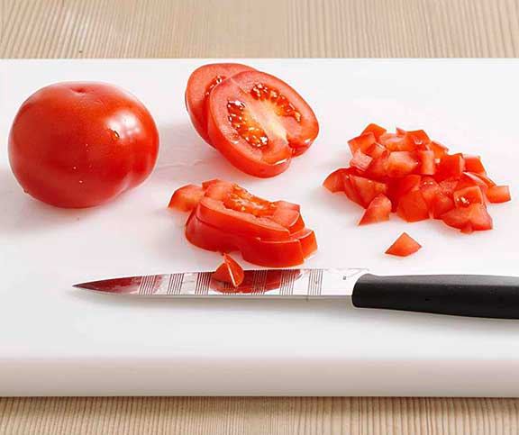 Tomaten in Würfeli schneiden