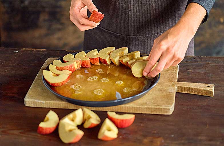 Dans la recette de Betty Bossi, les pommes pour la <b>tarte tatin</b> ne sont pas pelées.
