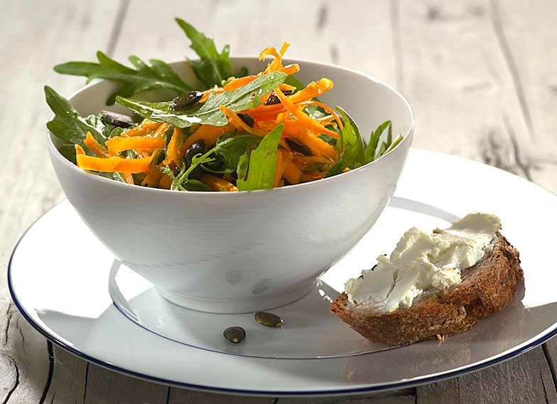 Der Butternut-Kürbis kann auch roh gegessen werden, wie zum Beispiel in diesem Herbstsalat.