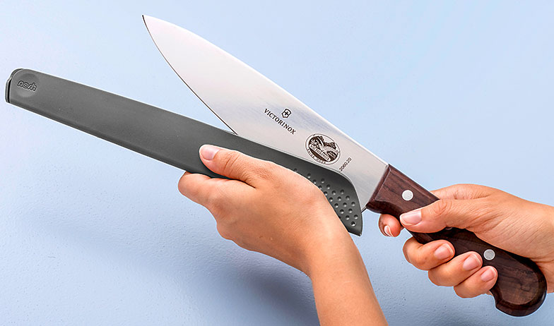 Messer bleiben länger scharf, wenn sie mit Klingenschutz aufbewahrt werden.