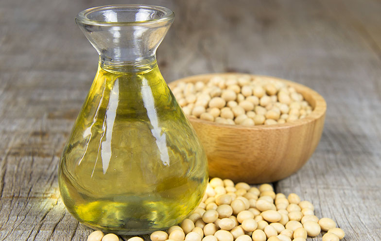 Kaltgepresstes Sojaöl eignet sich gut für Salate und Rohkost. Bild: Shutterstock