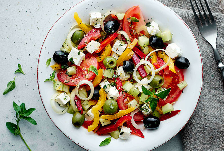 La salade grecque est elle aussi un repas de midi idéal en été: légère et pourtant nourrissante.