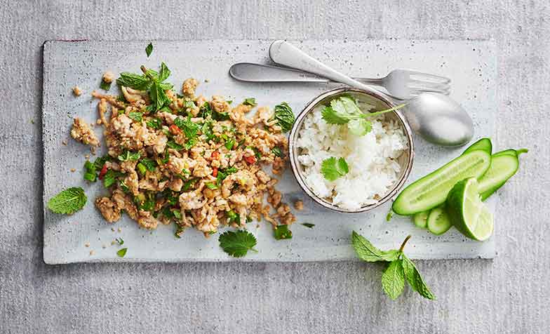 Das Rezept zum <b>thailändischen Poulethackfleisch-Salat (Laab Gai)</b> findest du im Betty Bossi Buch «Lieblingsfleisch».