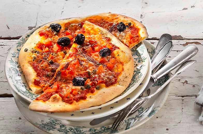 La <b>pizza napoletana de Betty Bossi</b> est garnie d’olives, ce qui ne correspond pas tout à fait aux sévères directives. Mais elle est terriblement bonne!
