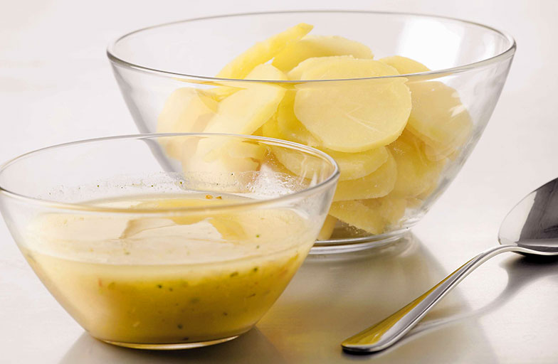 Ob einfach oder reich garniert: Kartoffelsalat sollte in genügend Sauce mindestens eine halbe Stunde ziehen.
