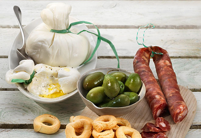 Verschiedene Antipasti: Burrata, Salsiccia, Oliven und Taralli (Salzgebäck).