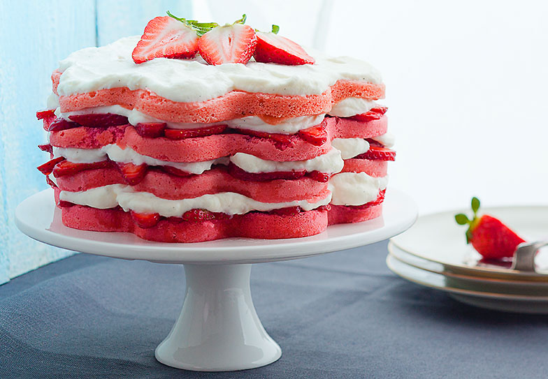 Avec des biscuits déclinés dans des tons rouges, ce gâteau à étages aux fraises ne risque pas de passer inaperçu.