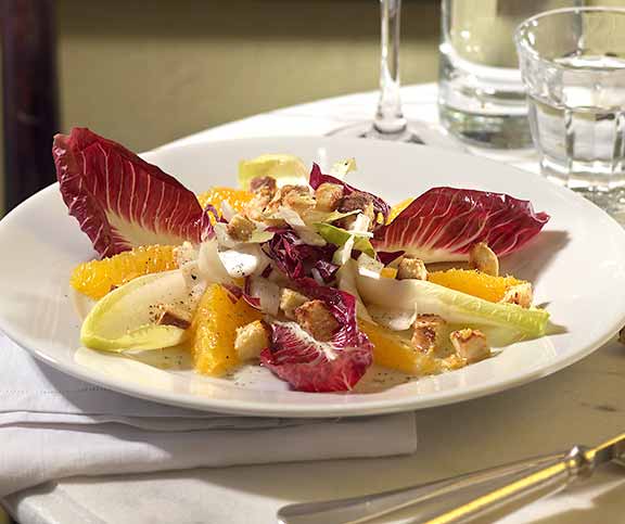 Orangen-Chicorée-Salat mit Senfcroûtons