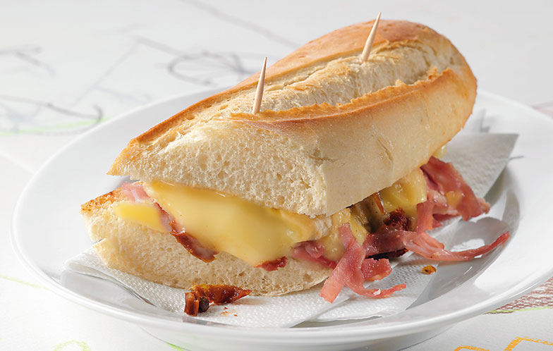 Eine Baguette ergibt viele exquisite Picknick-Köstlichkeiten, zum Beispiel Käse-Baguette.