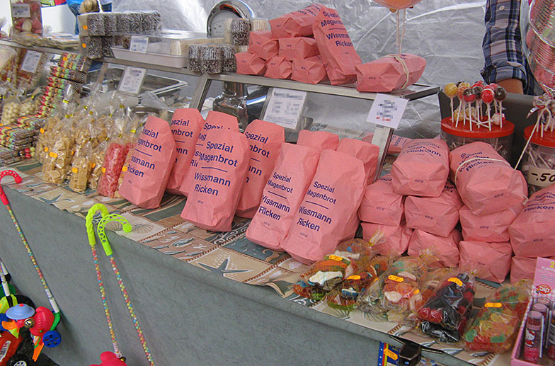Magenbrot wird an der Chilbi meistens in rosafarbenen Säcklein angeboten