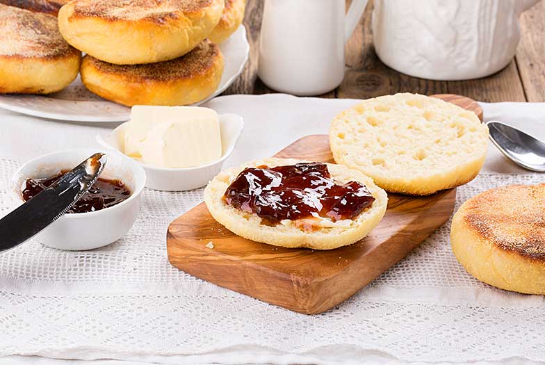 Muffins anglais classiques avec beurre et confiture.  Photo: iStock