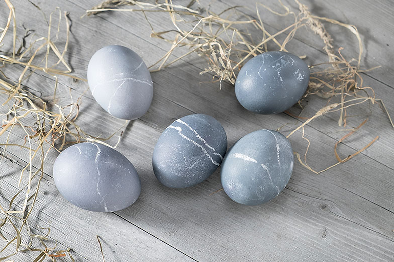<b>Graue Ostereier:</b> Die Zugabe von Heidelbeersaft färbt die Eier grau.