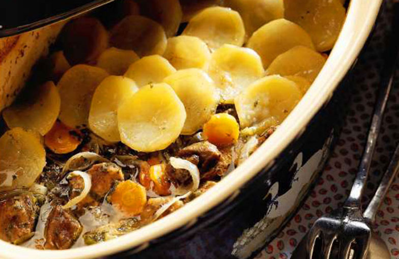 La terrine alsacienne en terre cuite pour le baekenofe est joliment décorée.