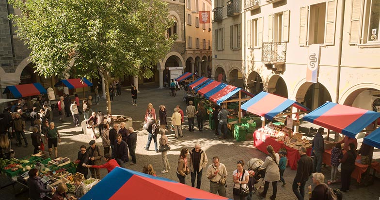 Jour de marché dans la vieille ville de Bellinzone.
