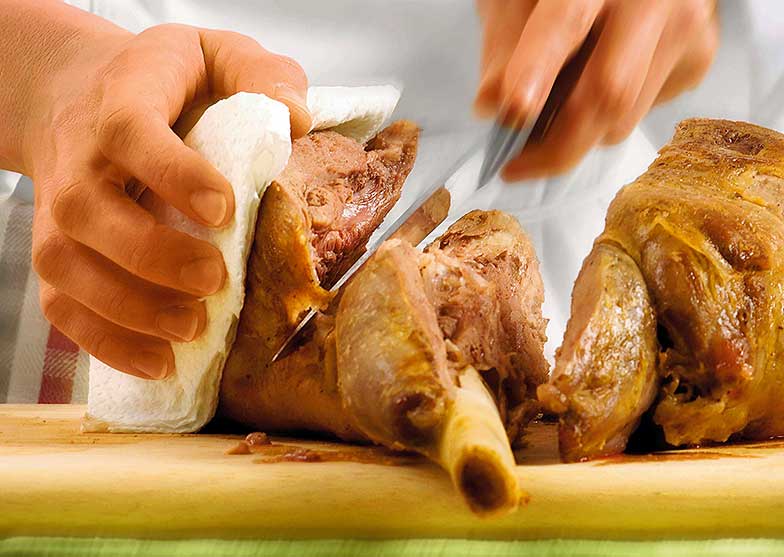 <b>Découpe du gigot</b>: couper la viande dans la longueur jusqu’à l'os, détacher un côté, puis couper l’autre côté le long de l’os.