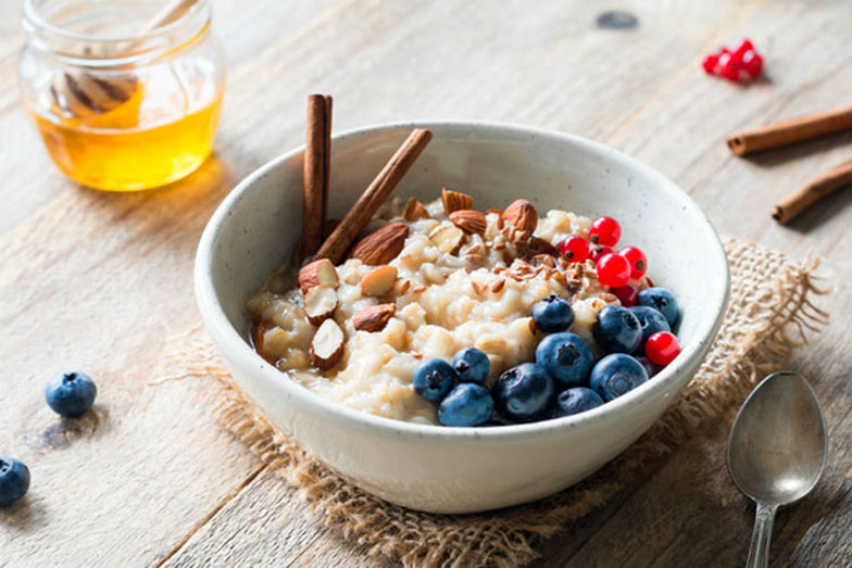Ein schlau gewähltes Frühstück hilft Ihrem Kind, mit viel Energie und Leistungsfähigkeit in den Tag zu starten. Bild: iStockphoto