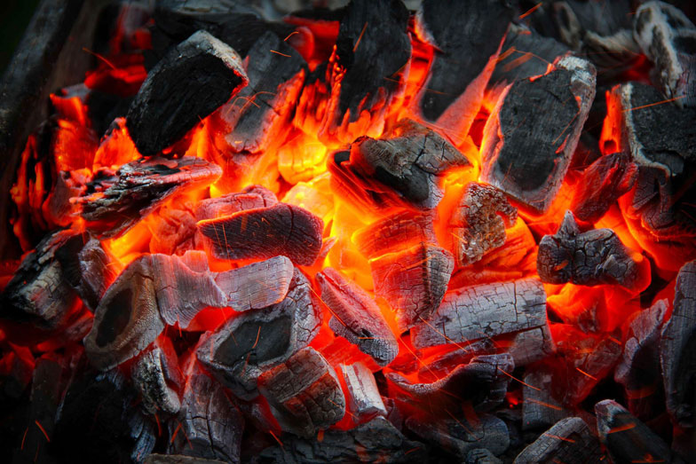 Le gril à charbon de bois produit lui aussi une chaleur infrarouge.