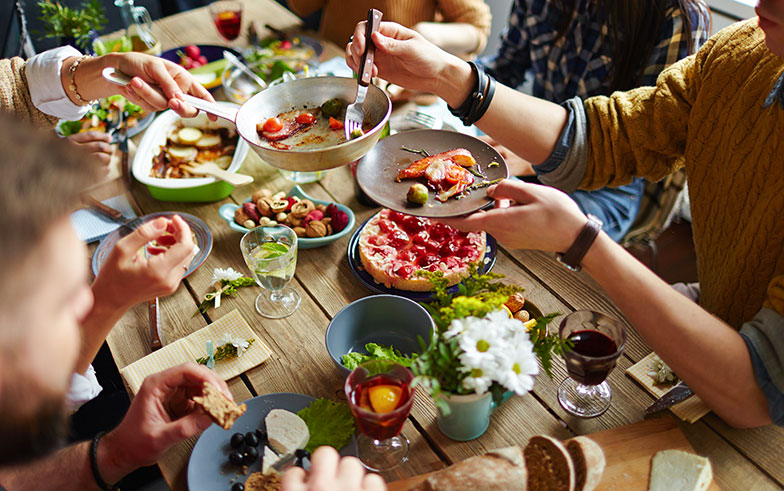 <b>Tapas party:</b> partager et se régaler ensemble de délicieux petits plats, c’est que du bonheur! Photo: iStock/shironosov
