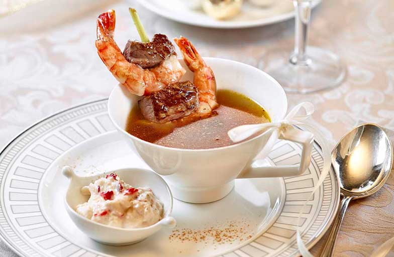 Le plaisir de la fondue chinoise: <b>servie dans une tasse</b> ou en soupe raffinée pour terminer.