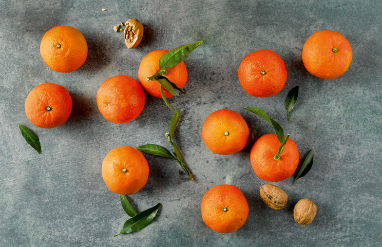 Les mandarines juteuses sont inséparables des friandises de Saint-Nicolas.