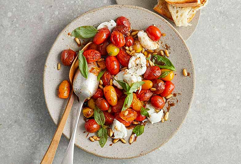 Cette succulente salade de tomates nous rappelle les <b>vacances en Italie</b>. Notre <b>recueil de recettes</b> contient bien d’autres recettes de ce genre.