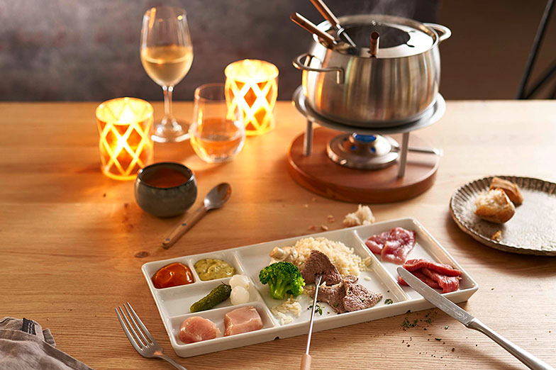 Auf Chinoise-Tellern mit Unterteilungen kann das rohe Fleisch hygienisch von den übrigen Speisen getrennt werden.