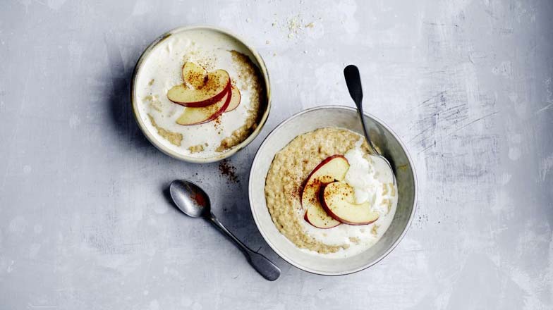 Porridge: ein Klassiker aus Grossbritannien. Wer Kalorien einsparen möchte, kann einfach auf den Rahm verzichten.