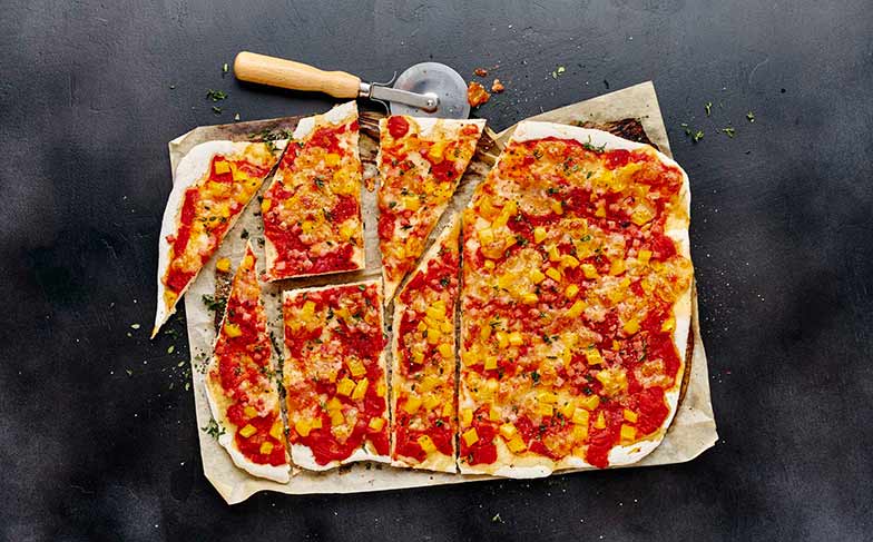 Une <b>pizza</b> croustillante et généreuse: la pâte est sans gluten!