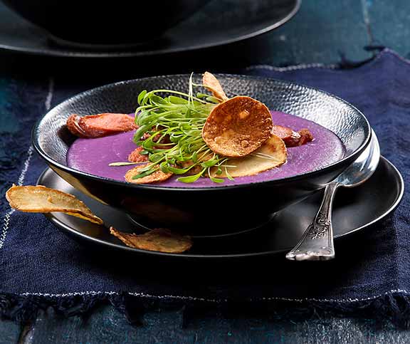 Soupe Parmentier violette avec saucisses de Vienne et chips