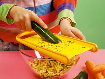 Gemüse an der Röstiraffel reiben (Der Kinder-Tipp)